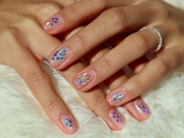 Nail Stickers: The Shining Return to the Fashion World, Creating a New Trend of Personalized Manicures