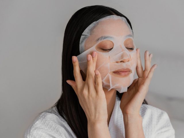How to Properly Use Face Masks: A Comprehensive Guide from Hydration to Anti-Aging